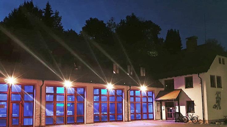 Passend zum Lichtkonzept der Gemeinde Steinwiesen erstrahlt das Feuerwehrgerätehaus im neuen LED-Glanz. Foto: FF Steinwiesen