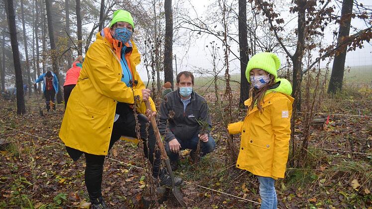 Mit von der Partie bei der großen Baumpflanzaktion des Thüringerwald-Vereins Coburg   auf der Sennigshöhe waren auch Simone Ehrlicher mit Tochter Rosalie und Ralf Keller von der Waldbauernvereinigung.Foto: Gabi Bertram