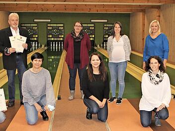 Erster Bürgermeister Dirk Friesen (links außen) und Zweiter Bürgermeister Hubert Bickel (rechts außen) mit den Geehrten  Foto: Elisabeth Finster