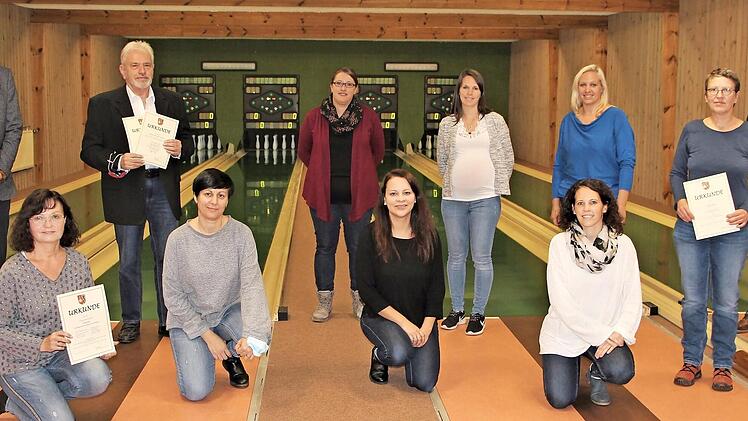 Erster Bürgermeister Dirk Friesen (links außen) und Zweiter Bürgermeister Hubert Bickel (rechts außen) mit den Geehrten  Foto: Elisabeth Finster
