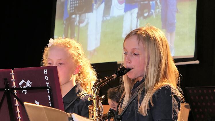 Zwei junge Saxofonistinnen der Notenkiller der Blaskapelle Ebenhausen. Foto: Elisabeth Mehn
