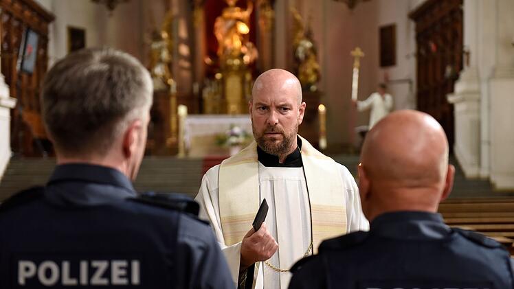 Pfarrer Hans Reiser (Stephan Zinner) gerät schon mal in Konflikt mit dem Gesetz.