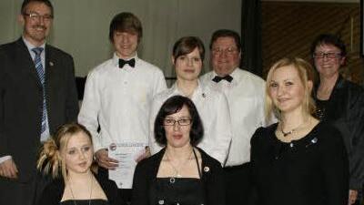 Das Frühjahrskonzert ist für den Musikverein Dankenfeld immer der passende Rahmen für die Ehrung langjähriger Aktiver und für die Überreichung der D1-Abzeichen. Unser Bild zeigt vorne von links: Ann-Kathrin Brehm, Natascha Feustel und Patricia Diroll; hinten von links: Peter Detsch, Tobias Graser, Christina Sechser, Vorsitzenden Berthold Graser und Dirigentin Jutta Diroll. Foto: sw