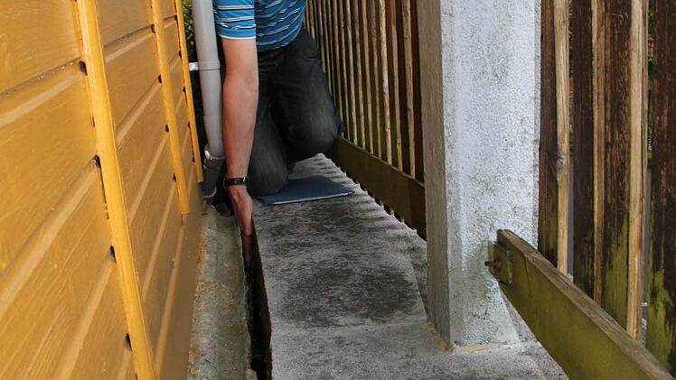 Zwischen dem Gartenhaus und der Mauer zur Straße hat Albrecht Nöth einen breiten Spalt festgestellt.