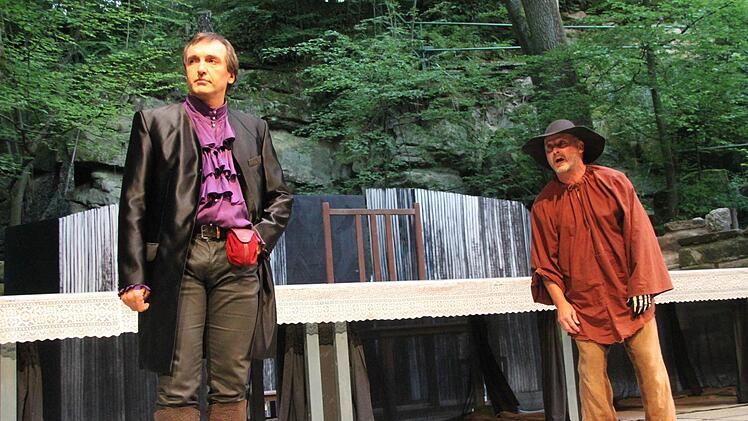 Jedermann zeigt armen Leuten die kalte Schulter...