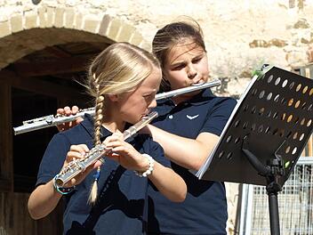 Franziska Stahl und Isabell Kiesel sind schön länger dabei. Beide bevorzugen die Querflöte als Instrument. Fotos: Stefan Geiger