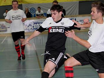 Der FC Sand mit Dinis Ribeiro (Mitte) wurde in den vergangenen beiden Jahren jeweils Hallenmeister des Fußballkreises Schweinfurt. Können sich die Sander auch im Futsal durchsetzen?