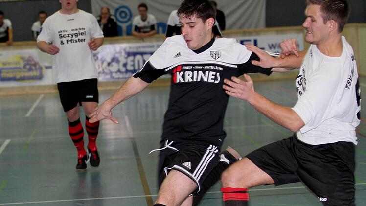 Der FC Sand mit Dinis Ribeiro (Mitte) wurde in den vergangenen beiden Jahren jeweils Hallenmeister des Fußballkreises Schweinfurt. Können sich die Sander auch im Futsal durchsetzen?