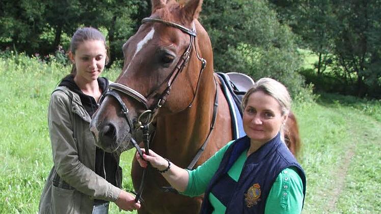 ...und Claudia Gundermann und Anna Neumann beruhigen es.