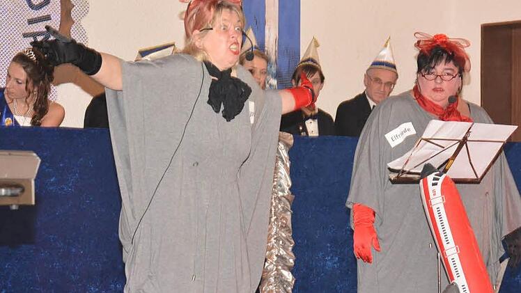 Wie für Stuartessen geschaffen sind Doris Pressel (links) und Elke Schmidt (rechts). Bei ihnen haben die Fluggäste nichts zu lachen.