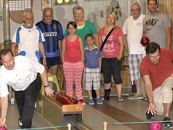 Ebelsbachs Pfarrer Matthias Rusin (l.) und Bürgermeister Walter Ziegler eröffneten das erstmals ausgetragene Bürgerkegeln. Die beiden Sportkegler Roland Benkert (hinten links) sowie Dieter Göppner (2. v. r.) sowie die anwesenden Zuschauer waren durchaus zufrieden.