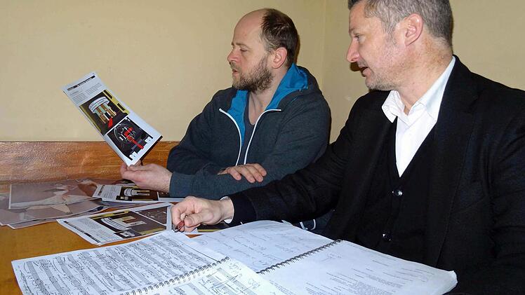 Ausstatter Jan Hendrik Neidert (links) und Regisseur Tobias MAterna bringen Korndolgs "die stumme Serenade" in Coburg auf die Bühne des Landestheaters.Foto: Jochen Berger