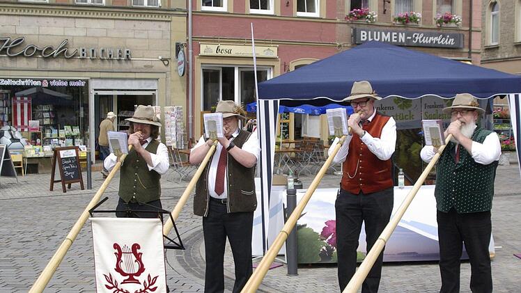 Die Alphornbläser der Eschenbacher Musikanten beim Stadtjubiläum 1300 Jahre Hammelburg.  Foto: Winfried Ehling