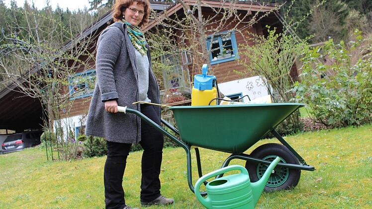 Mit Schubkarre und Gieskanne: So ist Damaris Schmitt in ihrem Garten in Ludwigsstadt meist anzutreffen. Foto: Lisa Kieslinger