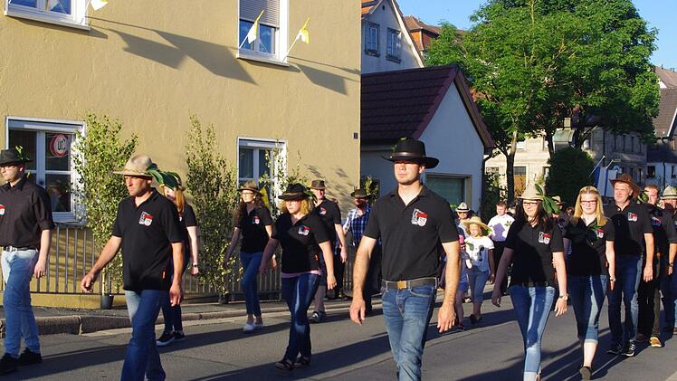Szene vom alljährlichen Zapfenstreich in Friesen  Foto: Heike Schülein