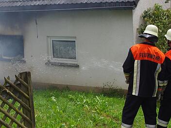 Rauch drang aus dem Fenster des Hauses in Lahm. Die Feuerwehren waren schnell vor Ort. Foto: Hartmut Neubauer