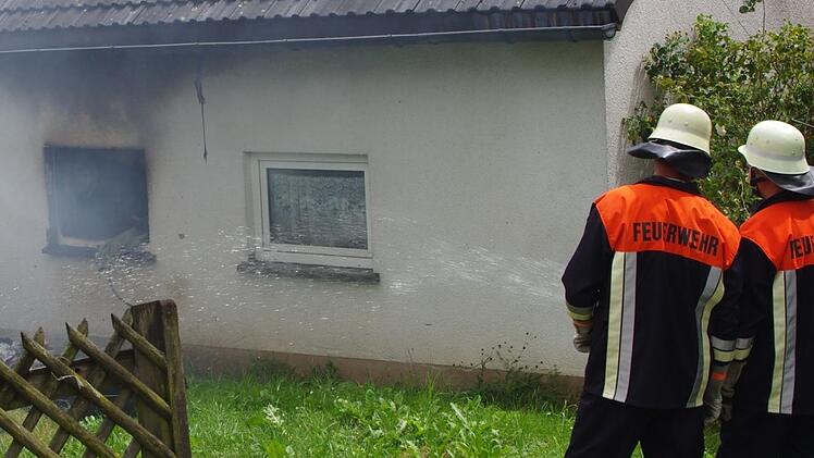 Rauch drang aus dem Fenster des Hauses in Lahm. Die Feuerwehren waren schnell vor Ort. Foto: Hartmut Neubauer