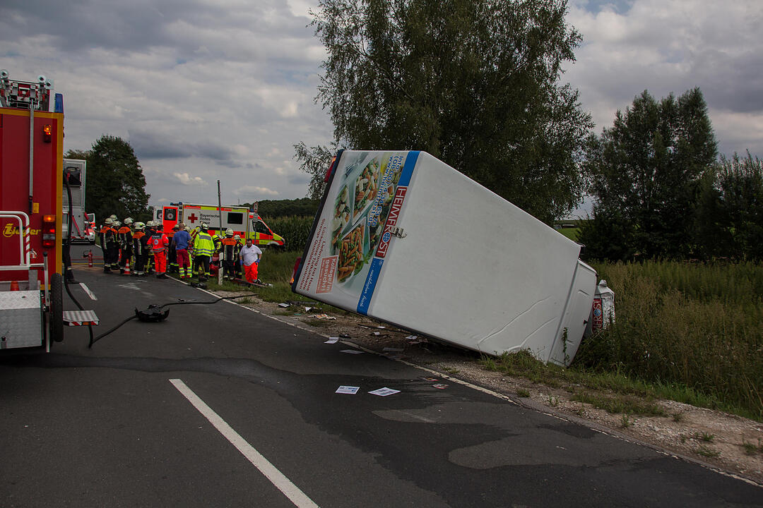 Schwerer Unfall bei Fürth: Frau nach Kollision mit Kastenwagen in Auto eingeklemmt