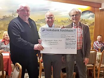 Über 2000 Euro konnte sich der Vorsitzende der Faschingsgesellschaft Gößweinstein, Bernhard Bauernschmitt (l.), freuen. Mit im Bild Jürgen Kränzlein und Klaus-Dieter Preiß vom Förderverein Zukunft Gößweinstein Foto: Thomas Weichert