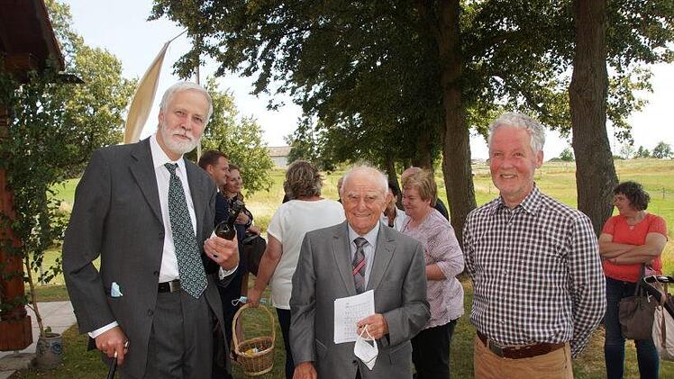 Wirkten mit beim Altarneubau: vl: Diözesanarchitekt Herbert van Beek, Bauleiter Baptist Bezold und Christoph Mai von der Bildhauerei Monolith.