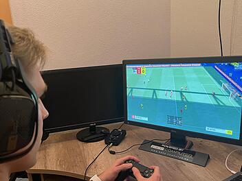 Konzentriert an der Konsole: Jan Hofmann, Torwart der SG Reiterswiesen/Arnshausen II/FC 06 Bad Kissingen II und Teil des Arnshäuser E-Football-Teams, das in einer Liga des BFV spielt. Das Kicken auf dem Rasen möchte er trotz des noch recht neuen Angebots nicht missen.  Fotos: Dominik Großpietsch