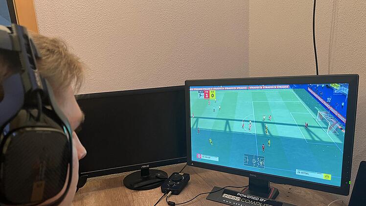 Konzentriert an der Konsole: Jan Hofmann, Torwart der SG Reiterswiesen/Arnshausen II/FC 06 Bad Kissingen II und Teil des Arnshäuser E-Football-Teams, das in einer Liga des BFV spielt. Das Kicken auf dem Rasen möchte er trotz des noch recht neuen Angebots nicht missen.  Fotos: Dominik Großpietsch