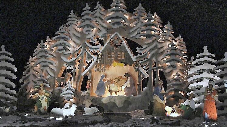 Die überlebensgroße Metallkrippe von Klaus Hochgruber.  Fotos: Gerd Schaar