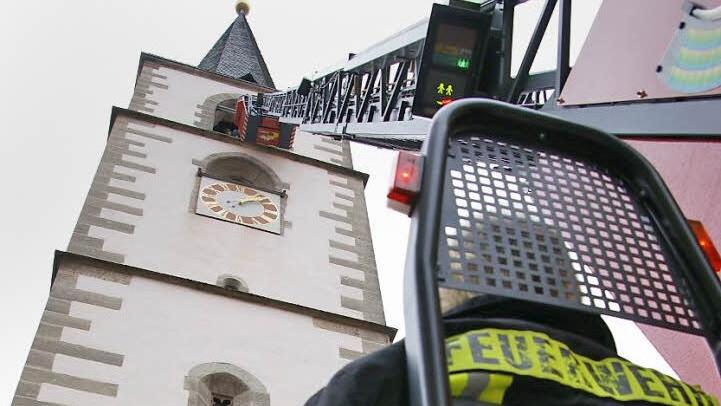 Die Feuerwehr fährt die Drehleiter bis zum Glockenturm aus. Fotos: Arkadius Guzy
