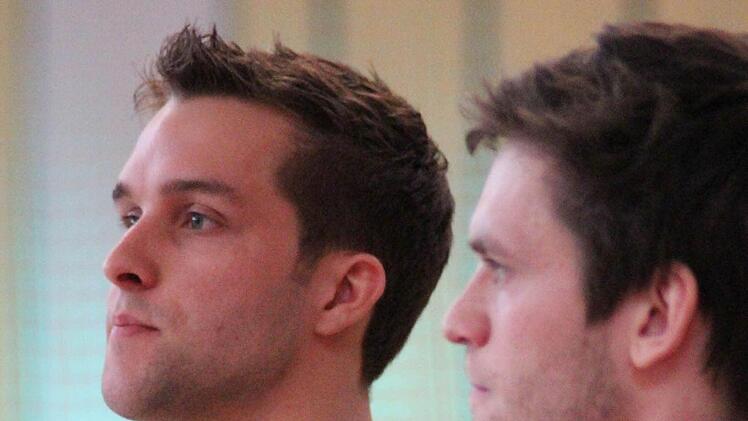Bittere Momente für dern Volkacher Hauke Wagenhäuser (links). Bei den entscheidenden Spielen muss er verletzt auf der Bank neben Maximilian Fröhlich zuschauen. Foto: Pfannes