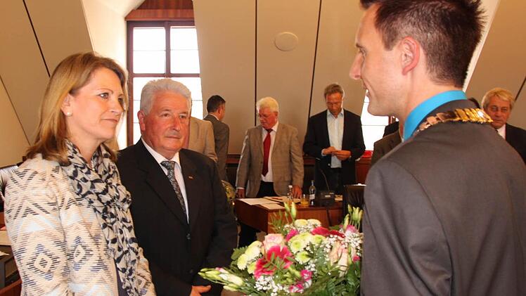 Bürgermeister Hügerich (rechts gratuliert der frisch gewählten Zweiten Bürgermeisterin Sabine Rießner und dem neuen Dritten Bürgermeister Winfried Bogdahn.