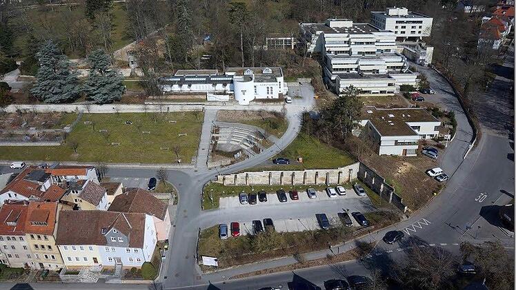Rechts der Betonkomplex des DSZ, links daneben der Pavillon des Kunstvereins, unten davor ein Parkplatz: Noch sieht der Bereich der oberen Leopoldstraße so aus. Aber der Parkplatz soll überbaut werden. Dagegen gibt es Proteste. Foto: Volkmar Franke - www.hochbild-design.de