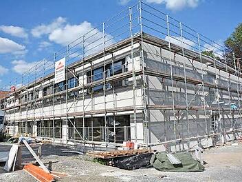 Voran gehen die Bauarbeiten am Neu- und Anbau an der Ignaz-Reder-Realschule in Mellrichstadt. Bereits nach den Ferien im Herbst ist der Umzug von den Klassenräumen im ehemaligen Krankenhaus in die neuen Klassenzimmer vorgesehen.  Foto: Hanns Friedrich