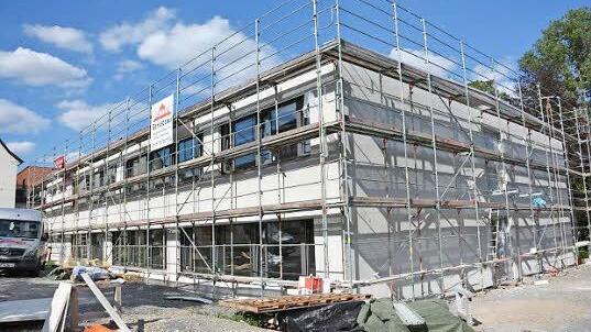 Voran gehen die Bauarbeiten am Neu- und Anbau an der Ignaz-Reder-Realschule in Mellrichstadt. Bereits nach den Ferien im Herbst ist der Umzug von den Klassenräumen im ehemaligen Krankenhaus in die neuen Klassenzimmer vorgesehen.  Foto: Hanns Friedrich