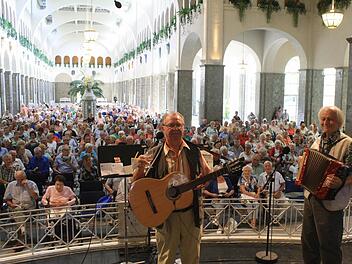 Gro&szlig; ist der Andrang des Publikums beim gemeinsamen Singen mit Edmund Seller und Robert Bauch in der Wandelhalle. Fotos: Sebastian Els&auml;sser