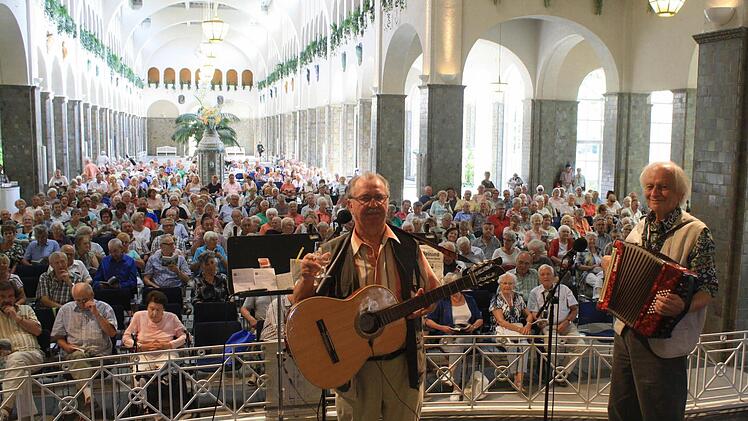 Gro&szlig; ist der Andrang des Publikums beim gemeinsamen Singen mit Edmund Seller und Robert Bauch in der Wandelhalle. Fotos: Sebastian Els&auml;sser