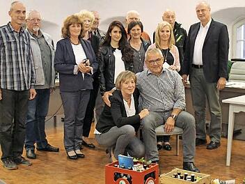 Die Stadtführer und Karpfenland-Reiseleiter verabschiedeten Günter Brehm (vorne r.) mit einer fränkischen Version von "Weus'd a Herz hast wia a Bergwerk". Foto: Evi Seeger