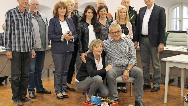 Die Stadtführer und Karpfenland-Reiseleiter verabschiedeten Günter Brehm (vorne r.) mit einer fränkischen Version von "Weus'd a Herz hast wia a Bergwerk". Foto: Evi Seeger