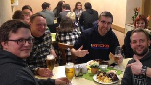 Kevin Wunder (r.) zelebrierte schon 2018 die Super-Bowl-Nacht mit (v. l.) Alex Oelschlegel, Gerd Hornfeck, und dem Wurzbacher Pfarrer Denny Seifert  in Nordhalben. Foto: privat