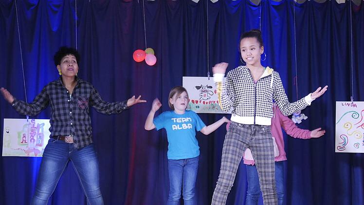 Die fröhliche Alba begeisterte die Kinder mit ihren  Dance-Kids, und alle Kinder eiferten gleich nach und machten mit.   Foto: Manja von Nida
