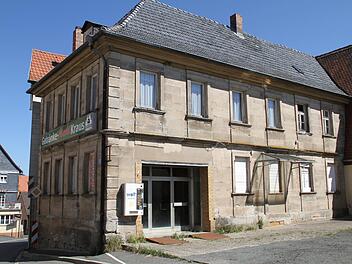 Die Gemeinde hat das ehemalige Schulhaus gekauft. Im Untergeschoss ist der Dorfladen geplant. Foto: Gerda Völk