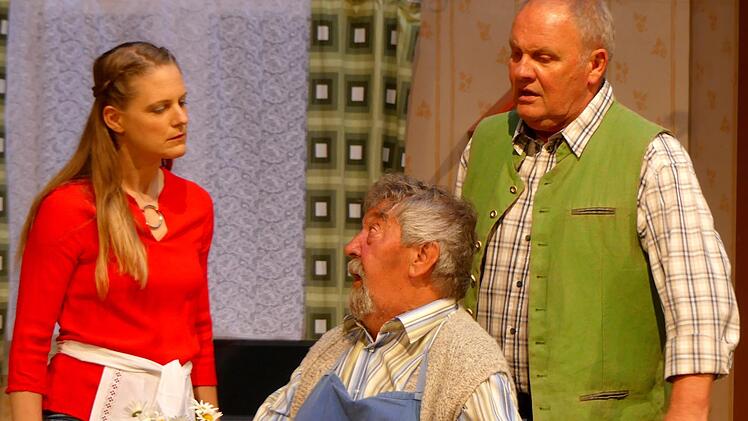 Dicke Luft in der guten Stube der Bauernfamilie Hahn.  Evi (Sonja Zech) und ihre "zwei Väter" Konrad (Georg Küfner) und Heiner (Werner Eberhardt).  Foto: Dieter Hübner