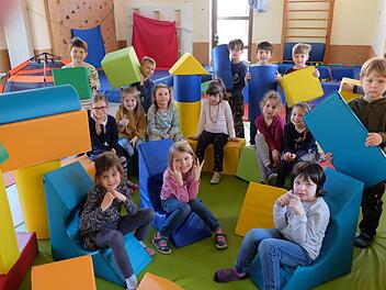Da war die Freude riesengroß, als nun die Spiel- und Lernsteine von den Thundorfer Vorschulkindern "Himmelswolken" entgegengenommen und getestet wurden. Foto: Philipp Bauernschubert