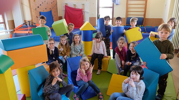 Da war die Freude riesengroß, als nun die Spiel- und Lernsteine von den Thundorfer Vorschulkindern "Himmelswolken" entgegengenommen und getestet wurden. Foto: Philipp Bauernschubert