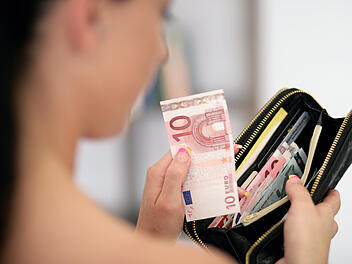Er reparierte das Rohr mit Klebeband und verlang eine hohe Summe Geld - falscher Monteur zockt Frau ab