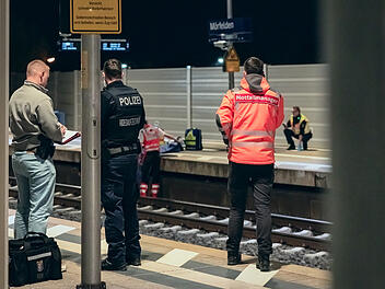 Mann im Bahnhof Mörfelden von Güterzug erfasst