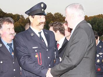 Ministerpräsident Horst Seehofer (rechts) bedankt sich mit Händedruck bei Markus Kraft, dem Kommandanten der Freiwilligen Feuerwehr Uehlfeld.  Foto: Herbert Dryzga