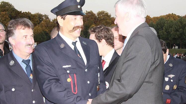 Ministerpräsident Horst Seehofer (rechts) bedankt sich mit Händedruck bei Markus Kraft, dem Kommandanten der Freiwilligen Feuerwehr Uehlfeld.  Foto: Herbert Dryzga