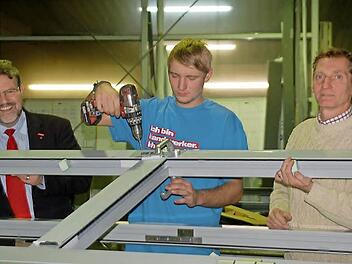 Tizian Patzer (Mitte) ist Bayerns bester Metallbauer. Darüber freuen sich der Präsident der oberfränkischen Handwerkskammer, Thomas Zimmer (links), und der Geschäftsführer der Firma Stadler, Bernd Stadler.  Foto: Gabi Arnold