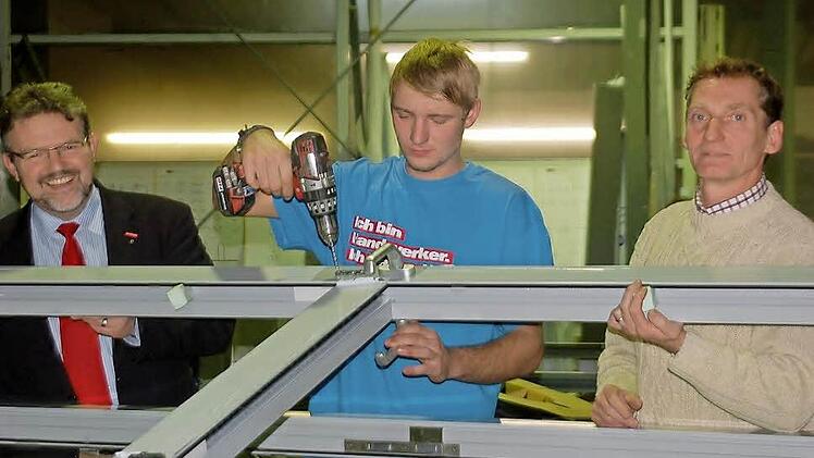 Tizian Patzer (Mitte) ist Bayerns bester Metallbauer. Darüber freuen sich der Präsident der oberfränkischen Handwerkskammer, Thomas Zimmer (links), und der Geschäftsführer der Firma Stadler, Bernd Stadler.  Foto: Gabi Arnold