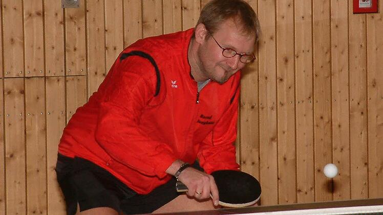 Obwohl Bernd Jungkunz vom TSV Teuschnitz gegen den TTC Hof in seinen beiden Einzeln und im Doppel mit Wolfgang Fröba ungeschlagen blieb, reichte es nicht, um die 7:9-Niederlage zu verhindern.  Foto: Hans Franz